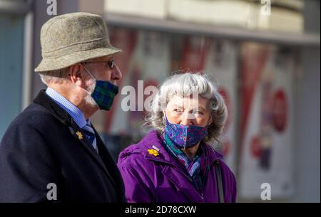 Dundee, Tayside, Schottland, Großbritannien. Oktober 2020. UK Wetter: Ein heller Herbsttag mit einigen sonnigen Zauber in Nordost-Schottland mit Temperaturen bis zu 13 Grad Anwohner im Freien tragen farbenfrohe Gesichtsmasken und schützende Gesichtsbezüge und genießen das Oktoberwetter, während sie während der New Covid-19-Sperrbestimmungen im Stadtzentrum von Dundee einkaufen und Kontakte knüpfen. Kredit: Dundee Photographics/Alamy Live Nachrichten Stockfoto