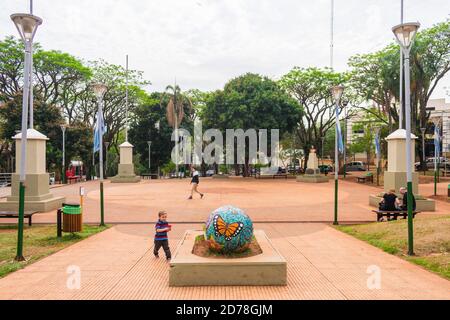 Puerto Iguazu / Argentinien - ca. Oktober 2019: Blick auf den Plaza San Martin - ein Platz in der Innenstadt von Puerto Iguazu Stockfoto