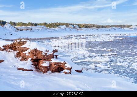 Eis und Schnee entlang der Küste von Cavendish Beach, im Prince Edward Island National Park, Kanada. Stockfoto