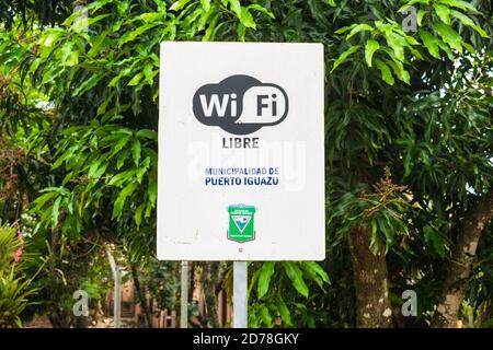 Puerto Iguazu / Argentinien - circa Oktober 2019: Kostenloses WiFi-Schild am Plaza San Martin - einem Platz in der Innenstadt von Puerto Iguazu Stockfoto