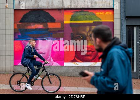 Passanten, indem sie an einem Street-Art-Bild von Marcus Rashford MBE, Manchester Utd und England Fußballspieler und Wahlkämpfer für kostenlose Schulmahlzeiten für Armut vorbei Stockfoto