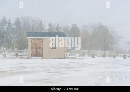 Kleine rustikale Holzschuppen in einer Winterlandschaft. Stockfoto