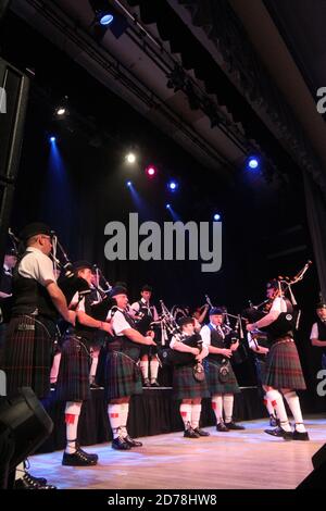 Troon, Ayrshire, Schottland, Großbritannien. Als Teil des Jahres der schottischen Heimkehr. South Ayrshire Council organisierte einen Abend mit Scottsih Unterhaltung in der Walker Hall, Troon Local Pipeband Troon Blackrock führen eine Medley off Melodien Stockfoto