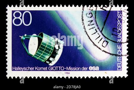 MOSKAU, RUSSLAND - 3. OKTOBER 2017: Eine in Deutschland gedruckte Briefmarke zeigt den Kometen von Halley, Aussehen der Halley-Comet-Serie, um 1986 Stockfoto