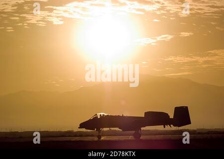 U.S. Army A-10 Thunderbolt II 'Warthog' Vorbereitung für den Start Bagram Air Base, Afghanistan, 21, November, 2002. Amel Emric Stockfoto