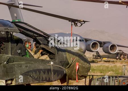 U.S. Army Boeing AH-64 Apache während der Mission I Paktika Provinz in Sharana, Afghanistan, 25, Oktober, 2002. Amel Emric Stockfoto