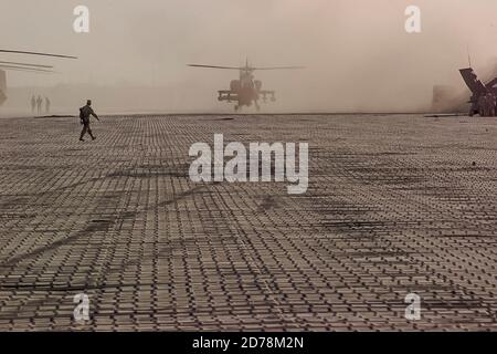 U.S. Army Boeing AH-64 Apache während der Mission I Paktika Provinz in Sharana, Afghanistan, 25, Oktober, 2002. Amel Emric Stockfoto