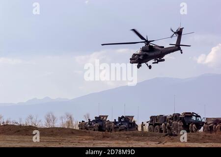 U.S. Army Boeing AH-64 Apache sichert sich ein Gebiet während der Mission I Paktika Provinz in Sharana, Afghanistan, 11, November, 2002. Amel Emric Stockfoto