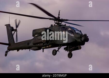 U.S. Army Boeing AH-64 Apache sichert sich ein Gebiet während der Mission I Paktika Provinz in Sharana, Afghanistan, 11, November, 2002. Amel Emric Stockfoto