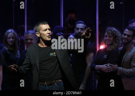 21. Oktober 2020: 21. Oktober 2020 (Malaga) Antonio Banderas wird im Herbst 2021 ein Musical veröffentlichen, das er selbst zum Star machen wird. Mit Texten und Musik von Stephen Sondheim und Libretto von George Furth wird es die Bühne des Theaters verändern (es wird rund sein). Er plant, acht Monate in Malaga zu bleiben.Antonio Banderas kehrt mit einem neuen Musical auf die Bühne zurück. Es heißt Company' und hat heute Morgen eine Szene (eine Vorschau auf das Stück), die im Herbst 2021 im Teatro del Soho CaixaBank in Malaga Premiere geplant ist. Mit Texten und Musik von Stephen Sondheim und Libretto von George Furt Stockfoto