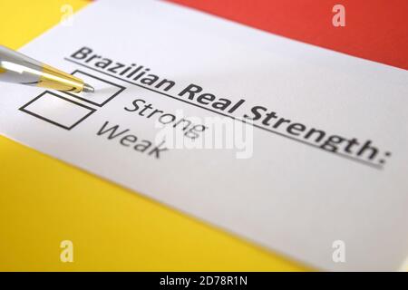 Eine Person beantwortet Frage über die Stärke der brasilianischen Real Currency. Stockfoto