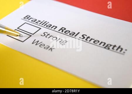 Eine Person beantwortet Frage über die Stärke der brasilianischen Real Currency. Stockfoto