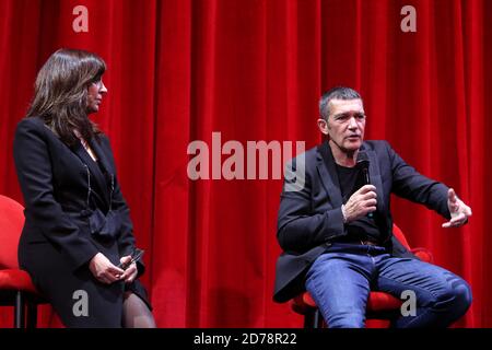 21. Oktober 2020: 21. Oktober 2020 (Malaga) Antonio Banderas wird im Herbst 2021 ein Musical veröffentlichen, das er selbst zum Star machen wird. Mit Texten und Musik von Stephen Sondheim und Libretto von George Furth wird es die Bühne des Theaters verändern (es wird rund sein). Er plant, acht Monate in Malaga zu bleiben.Antonio Banderas kehrt mit einem neuen Musical auf die Bühne zurück. Es heißt Company' und hat heute Morgen eine Szene (eine Vorschau auf das Stück), die im Herbst 2021 im Teatro del Soho CaixaBank in Malaga Premiere geplant ist. Mit Texten und Musik von Stephen Sondheim und Libretto von George Furt Stockfoto