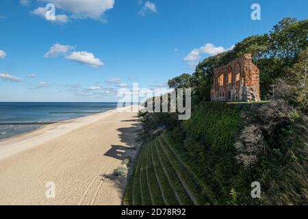 Die Kirchenruine von Trzęsacz (Hoff) an der polnischen Küste Der Ostsee Stockfoto