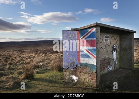 Ein pro-EU-Wandgemälde auf einer betonierten Bushaltestelle auf den North York Moors. Die Bushaltestelle war zuvor mit einem Anti-EU-Wandgemälde bemalt, wurde aber von Pro-EU-Anhängern neu bemalt. North York Moors, Großbritannien. Stockfoto