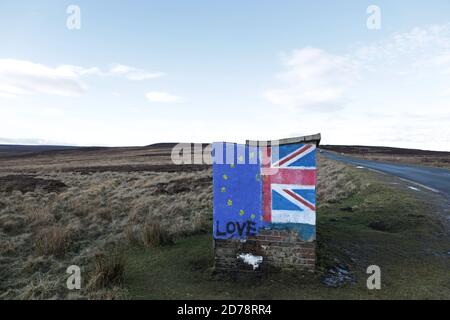 Ein pro-EU-Wandgemälde auf einer betonierten Bushaltestelle auf den North York Moors. Die Bushaltestelle war zuvor mit einem Anti-EU-Wandgemälde bemalt, wurde aber von Pro-EU-Anhängern neu bemalt. North York Moors, Großbritannien. Stockfoto