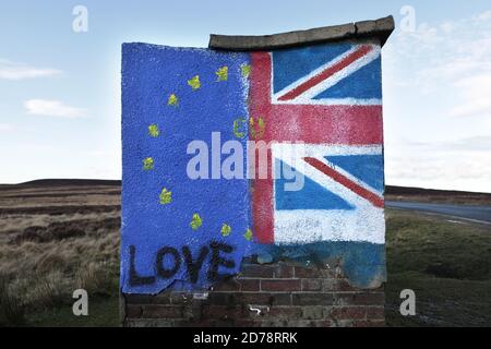 Ein pro-EU-Wandgemälde auf einer betonierten Bushaltestelle auf den North York Moors. Die Bushaltestelle war zuvor mit einem Anti-EU-Wandgemälde bemalt, wurde aber von Pro-EU-Anhängern neu bemalt. North York Moors, Großbritannien. Stockfoto