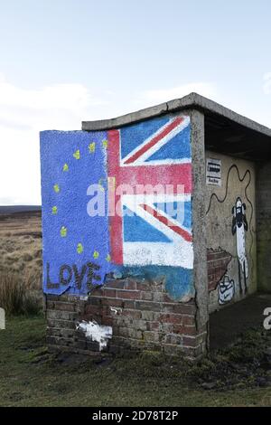 Ein pro-EU-Wandgemälde auf einer betonierten Bushaltestelle auf den North York Moors. Die Bushaltestelle war zuvor mit einem Anti-EU-Wandgemälde bemalt, wurde aber von Pro-EU-Anhängern neu bemalt. North York Moors, Großbritannien. Stockfoto