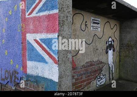 Ein pro-EU-Wandgemälde auf einer betonierten Bushaltestelle auf den North York Moors. Die Bushaltestelle war zuvor mit einem Anti-EU-Wandgemälde bemalt, wurde aber von Pro-EU-Anhängern neu bemalt. North York Moors, Großbritannien. Stockfoto