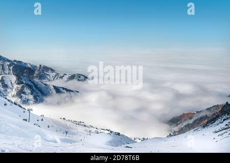 Skigebiet in Bewölkt Tian Shan Berggipfel in der Nebel Stockfoto