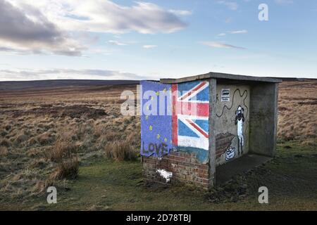 Ein pro-EU-Wandgemälde auf einer betonierten Bushaltestelle auf den North York Moors. Die Bushaltestelle war zuvor mit einem Anti-EU-Wandgemälde bemalt, wurde aber von Pro-EU-Anhängern neu bemalt. North York Moors, Großbritannien. Stockfoto