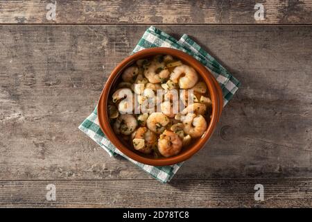 Knoblauchgarnelen im Crockpot auf Holztisch Stockfoto