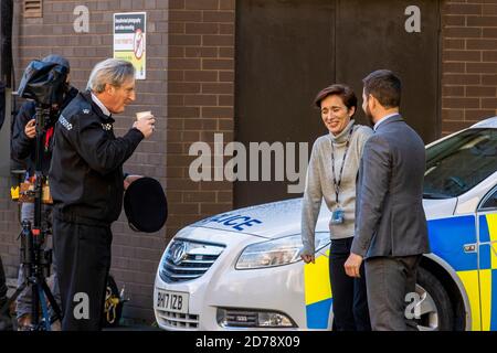 (Von links nach rechts) Adrian Dunbar, Vicky McClure und Martin Compston am Set der sechsten Serie von Line of Duty, die im Cathedral Quarter in Belfast gedreht wird. Stockfoto