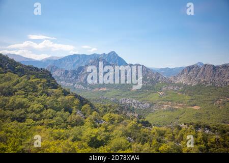 Blick von der Tunektepe Seilbahn auf die Berge bei Antalya, Türkei Stockfoto