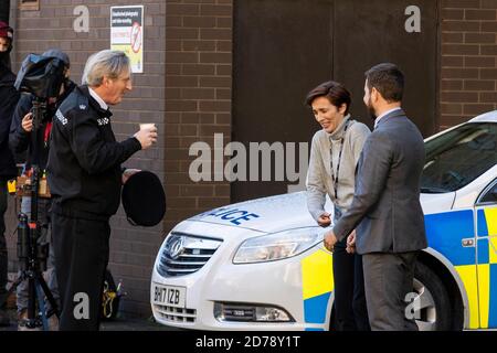 (Von links nach rechts) Adrian Dunbar, Vicky McClure und Martin Compston am Set der sechsten Serie von Line of Duty, die im Cathedral Quarter in Belfast gedreht wird. Stockfoto