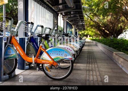 SHENZHEN, CHINA - 11. Sep 2019: Leihräder säumen die Straßen der Stadt Shenzhen in China Stockfoto