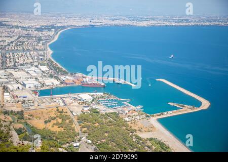 Luftaufnahme des schönen blauen Golf von Antalya, Konyaalti Strand und beliebte Küste, Antalya, Türkei Stockfoto