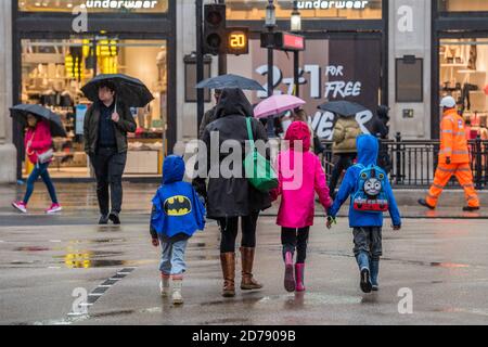London, Großbritannien. Oktober 2020. Regenschirme dämpfen die Stimmung in der Oxford Street. Schwierige Zeiten für Einzelhändler wie die als der Regen fällt und Coronavirus Beschränkungen beginnen, wieder zu erhöhen. Kredit: Guy Bell/Alamy Live Nachrichten Stockfoto