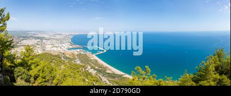 Luftaufnahme des schönen blauen Golf von Antalya, Konyaalti Strand und beliebte Küste, Antalya, Türkei Stockfoto