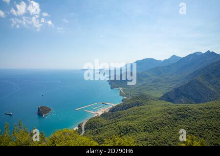 Blick von oben auf die Berge entlang der Küste bei Antalya, Blick von der Tunektepe Seilbahn, Türkei Stockfoto