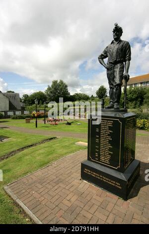 Muirkirk , East Ayrshire, Schottland, Großbritannien. Es liegt am Nordufer des Flusses Ayr, zwischen Cumnock und Glenbuck an der A70. Die Entdeckung der Kohle im 18. Jahrhundert führte zur Expansion eines eher mittelmäßigen Fermtouns. Der Teer wurde aus der Kohle gewonnen und für die Beschichtung von Schiffen geschätzt. Eine weitere Entwicklung war die Erfindung von Macadam durch den berühmtesten Sohn der Stadt. Die Schließung der Minen ließ wenig Beschäftigung übrig. Statue & Denkmal für Bergleute, die ihr Leben in den Minen verloren Stockfoto