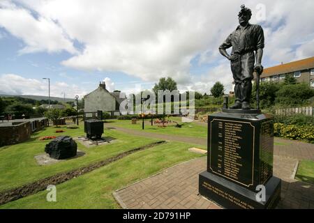 Muirkirk , East Ayrshire, Schottland, Großbritannien. Es liegt am Nordufer des Flusses Ayr, zwischen Cumnock und Glenbuck an der A70. Die Entdeckung der Kohle im 18. Jahrhundert führte zur Expansion eines eher mittelmäßigen Fermtouns. Der Teer wurde aus der Kohle gewonnen und für die Beschichtung von Schiffen geschätzt. Eine weitere Entwicklung war die Erfindung von Macadam durch den berühmtesten Sohn der Stadt. Die Schließung der Minen ließ wenig Beschäftigung übrig. Statue & Denkmal für Bergleute, die ihr Leben in den Minen verloren Stockfoto