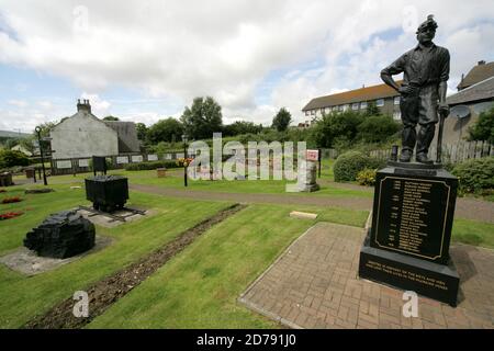 Muirkirk , East Ayrshire, Schottland, Großbritannien. Es liegt am Nordufer des Flusses Ayr, zwischen Cumnock und Glenbuck an der A70. Die Entdeckung der Kohle im 18. Jahrhundert führte zur Expansion eines eher mittelmäßigen Fermtouns. Der Teer wurde aus der Kohle gewonnen und für die Beschichtung von Schiffen geschätzt. Eine weitere Entwicklung war die Erfindung von Macadam durch den berühmtesten Sohn der Stadt. Die Schließung der Minen ließ wenig Beschäftigung übrig. Statue & Denkmal für Bergleute, die ihr Leben in den Minen verloren Stockfoto