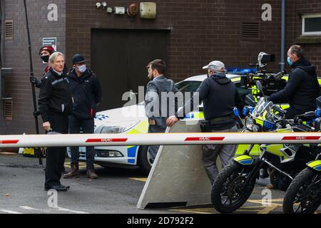 Adrian Dunbar (links) und Martin Compston (Mitte) am Set der sechsten Serie von Line of Duty, die im Cathedral Quarter in Belfast gedreht wird. Stockfoto