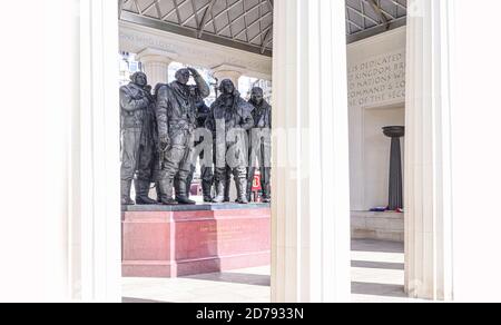Das Royal Air Force Bomber Command Memorial in Green Park, London, erinnert an die Besatzungen des RAF Bomber Command, die während des 2. Weltkriegs Missionen eintraten Stockfoto