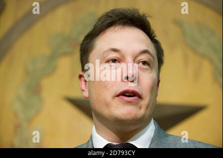 Austin, Texas, USA. April 2013. Der Unternehmer ELON MUSK, CEO von SpaceX und Tesla Motorcars besucht das Texas Capitol und fordert die Gesetzgeber auf, den Verkauf von Tesla-Elektroautos direkt an Texas-Käufer während einer Pressekonferenz am 10. April 2013 zu ermöglichen. Quelle: Bob Daemmrich/ZUMA Wire/Alamy Live News Stockfoto