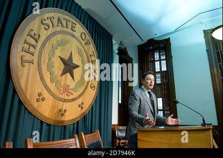 10. April 2013, Austin, Texas, USA: Der Unternehmer ELON MUSK, CEO von SpaceX und Tesla Motorcars besucht das Texas Capitol und fordert während einer Pressekonferenz am 10. April 2013 die Gesetzgeber auf, den Verkauf von Tesla-Elektroautos direkt an Texas-Käufer zu ermöglichen. (Bild: © Bob Daemmrich/ZUMA Wire) Stockfoto