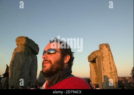 Beobachten und Fühlen des Sonnenaufgangs während der Sommersonnenwende in Stonehenge. Stockfoto