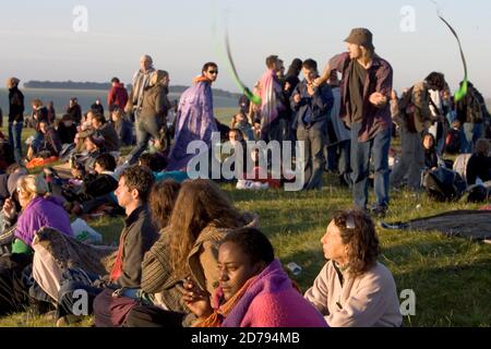 Den Sonnenaufgang während der Sommersonnenwende in Stonehenge beobachten. Stockfoto