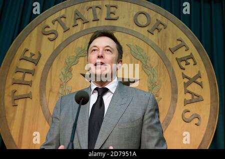 Austin, Texas, USA. April 2013. Der Unternehmer ELON MUSK, CEO von SpaceX und Tesla Motorcars besucht das Texas Capitol und fordert die Gesetzgeber auf, den Verkauf von Tesla-Elektroautos direkt an Texas-Käufer während einer Pressekonferenz am 10. April 2013 zu ermöglichen. Quelle: Bob Daemmrich/ZUMA Wire/Alamy Live News Stockfoto