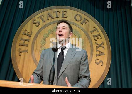 Austin, Texas, USA. April 2013. Der Unternehmer ELON MUSK, CEO von SpaceX und Tesla Motorcars besucht das Texas Capitol und fordert die Gesetzgeber auf, den Verkauf von Tesla-Elektroautos direkt an Texas-Käufer während einer Pressekonferenz am 10. April 2013 zu ermöglichen. Quelle: Bob Daemmrich/ZUMA Wire/Alamy Live News Stockfoto