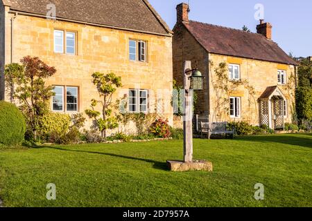 Abendlicht auf traditionellen Steinhütten im Cotswold Dorf Stanton, Gloucestershire UK Stockfoto