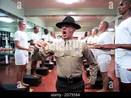 Full Metal Jacket ist ein britisch-amerikanischer Kriegsfilm aus dem Jahr 1987, der von Stanley Kubrick gedreht, mitgeschrieben und produziert wurde und in den Hauptrollen Matthew Modine, R. Lee Ermey, Vincent D'Onofrio und Adam Baldwin zu sehen ist. Das Drehbuch von Kubrick, Michael Herr und Gustav Hasford basiert auf Hasfords Roman The Short-Timers (1979). Dieses Foto ist nur für redaktionelle Zwecke bestimmt und unterliegt dem Urheberrecht des Filmunternehmens und/oder des Fotografen, der vom Film oder der Produktionsfirma beauftragt wurde, und darf nur von Publikationen im Zusammenhang mit der Bewerbung des oben genannten Films reproduziert werden. Eine obligatorische Gutschrift an das Filmunternehmen ist erforderlich Stockfoto