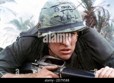 Full Metal Jacket ist ein britisch-amerikanischer Kriegsfilm aus dem Jahr 1987, der von Stanley Kubrick gedreht, mitgeschrieben und produziert wurde und in den Hauptrollen Matthew Modine, R. Lee Ermey, Vincent D'Onofrio und Adam Baldwin zu sehen ist. Das Drehbuch von Kubrick, Michael Herr und Gustav Hasford basiert auf Hasfords Roman The Short-Timers (1979). Dieses Foto ist nur für redaktionelle Zwecke bestimmt und unterliegt dem Urheberrecht des Filmunternehmens und/oder des Fotografen, der vom Film oder der Produktionsfirma beauftragt wurde, und darf nur von Publikationen im Zusammenhang mit der Bewerbung des oben genannten Films reproduziert werden. Eine obligatorische Gutschrift an das Filmunternehmen ist erforderlich Stockfoto