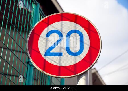 20 km/h Tempolimit; Tokio, Japan Stockfoto