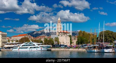 Panoramablick auf Kaiser Diokletian Palast und geschäftigen Uferpromenade Rive in Split, Kroatien Stockfoto